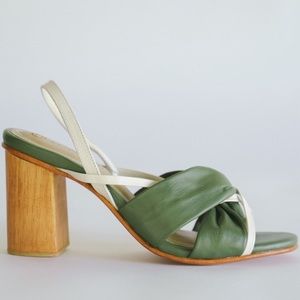 Tacones verde oliva con contraste dorado disponible size 8